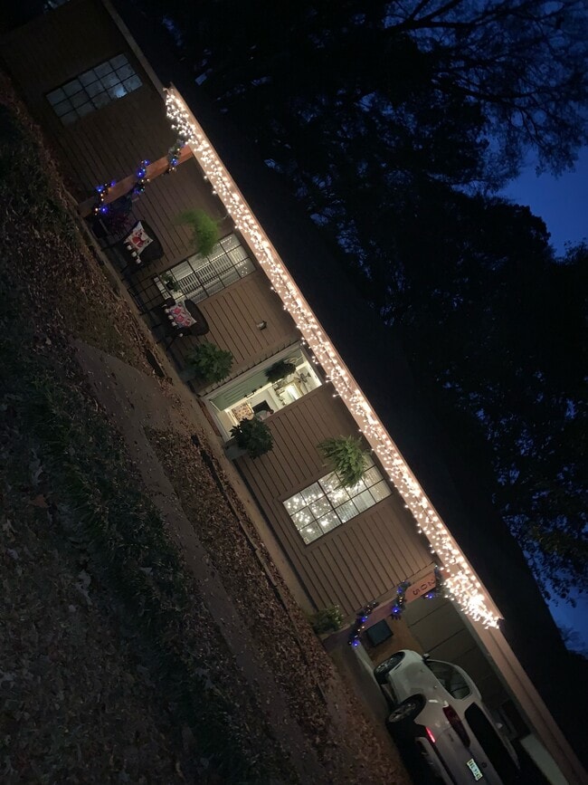 Building Photo - 205 Maplewood Dr