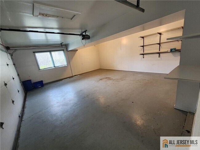 Building Photo - 254 Sayre Dr