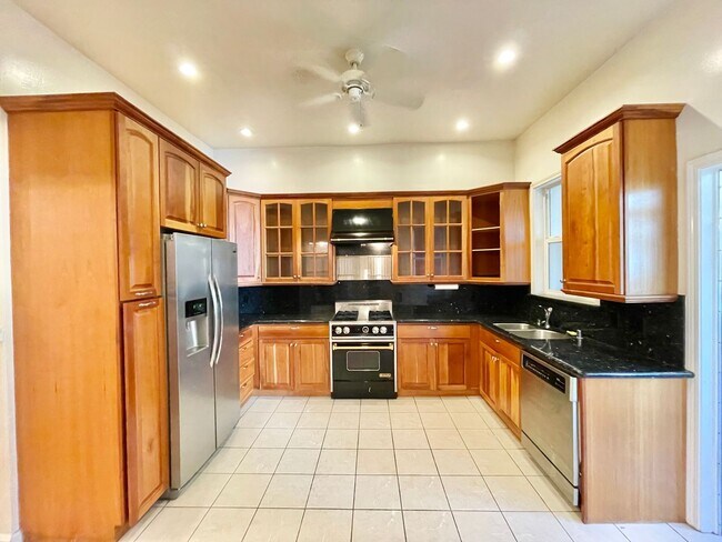 Building Photo - Inner Sunset Full Floor 2BR+/1.5 BA Victor...