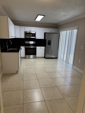 Building Photo - 915 9th Way