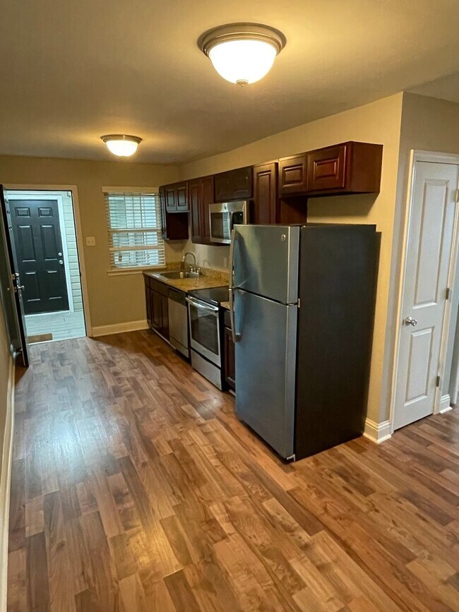 Foto del edificio - Renovated 1BD in Gated Complex. Washer and Dryer in Unit. Shared Outdoor Space.