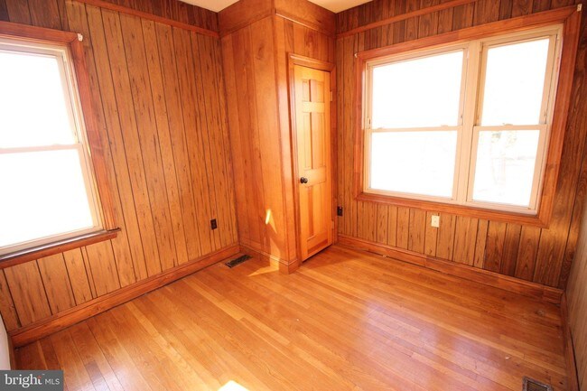 Building Photo - 303 E Holly Oak Rd