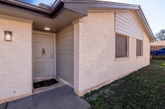 Building Photo - 1805 Ave Q