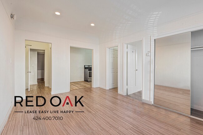 Foto del edificio - Charming One Bedroom Featuring Ample Stora...