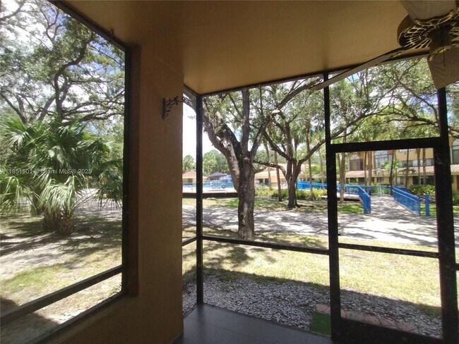 Building Photo - 15509 N Miami Lakeway