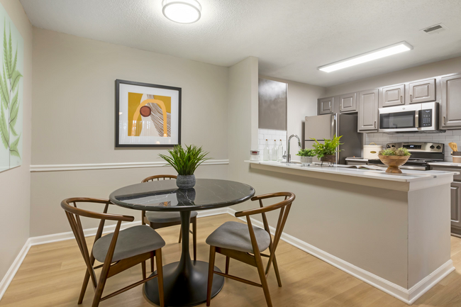 2BR, 2BA - 1101SF (tipo B2) Comedor - The Jaxon