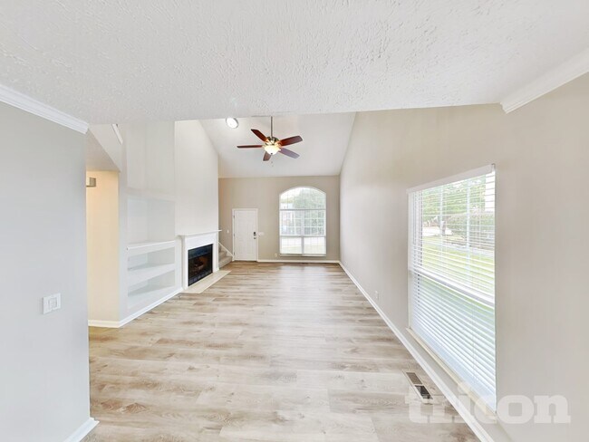 Foto del edificio - 716 Hallcrest Ct