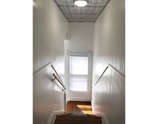 Building Photo - 1507 W Callender Ave