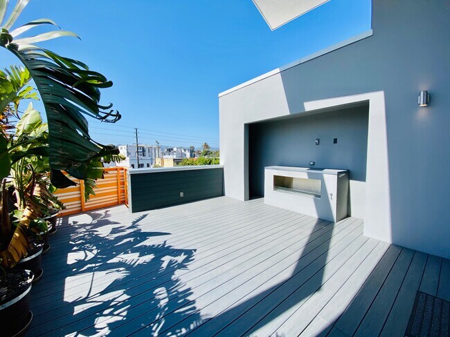 Foto del edificio - 8732 Venice Blvd