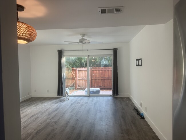 Building Photo - 415 N Cypress Dr