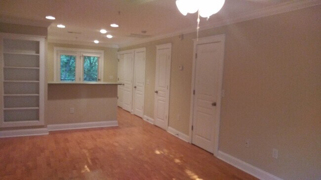 Building Photo - 490 S Barnett Shoals Rd