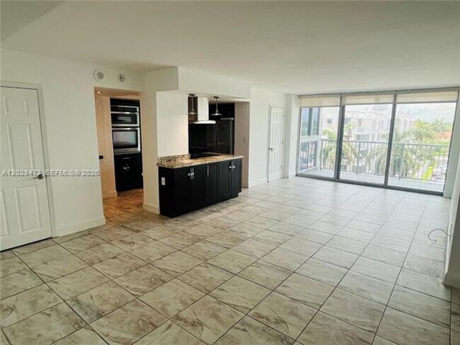 Building Photo - 2655 Collins Ave