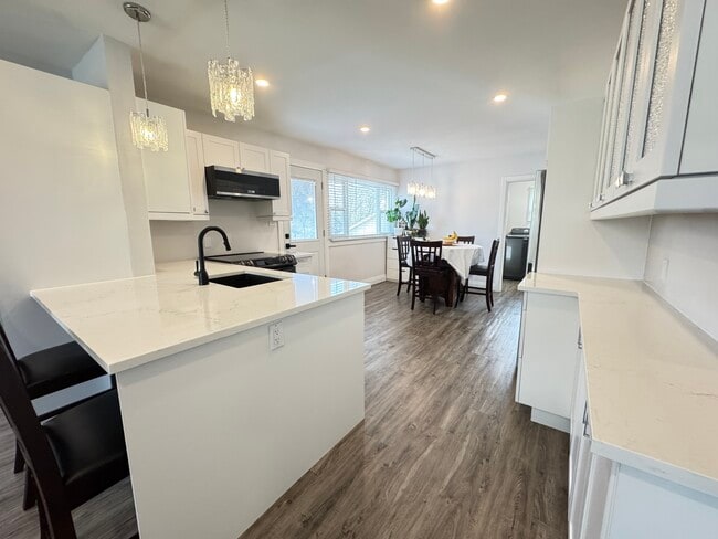 Building Photo - Main level-74 Peel St Barrie Ontario L4M 3L4