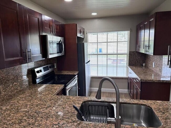 Building Photo - 5470 Lakewood Cir E