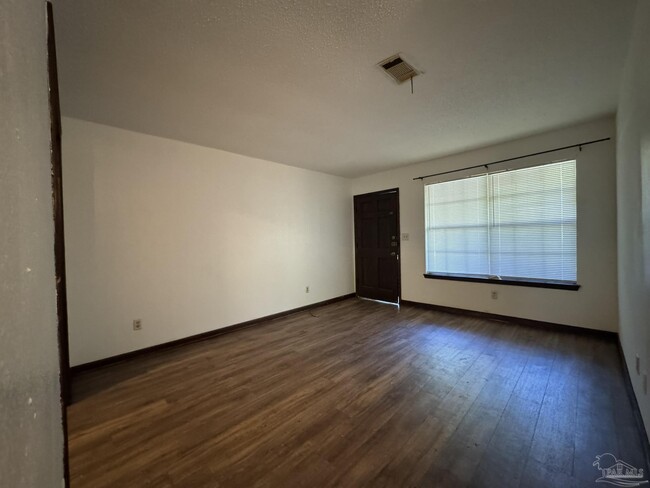 Foto del edificio - 718 Mills Ave