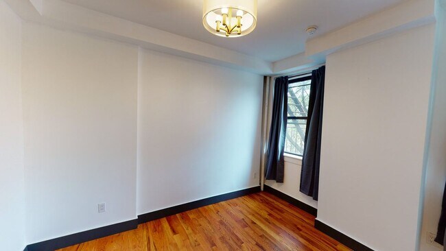 Building Photo - Queen room in 5-bed/2.0-bath Home