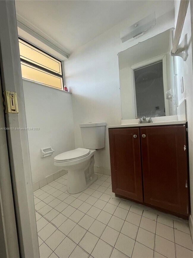 Foto del edificio - 650 NE 149th St