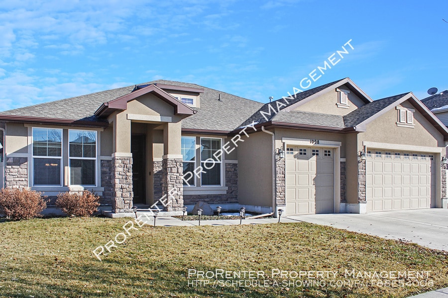 Primary Photo - Spacious 3 Bed, 2 Bath Foxboro North Home