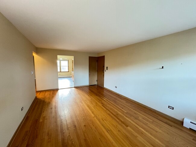 Sala de estar - 5651 N Miltimore Ave