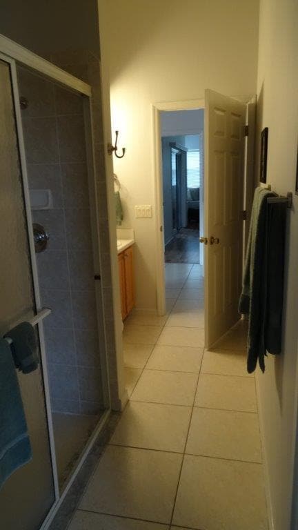 Baño compartido (tipo Jack-n-Jill) desde el primer dormitorio hasta el pasillo exterior del segundo dormitorio. - 979 West Skyview Crossing Drive