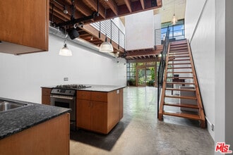 Building Photo - 1130 5th Ave