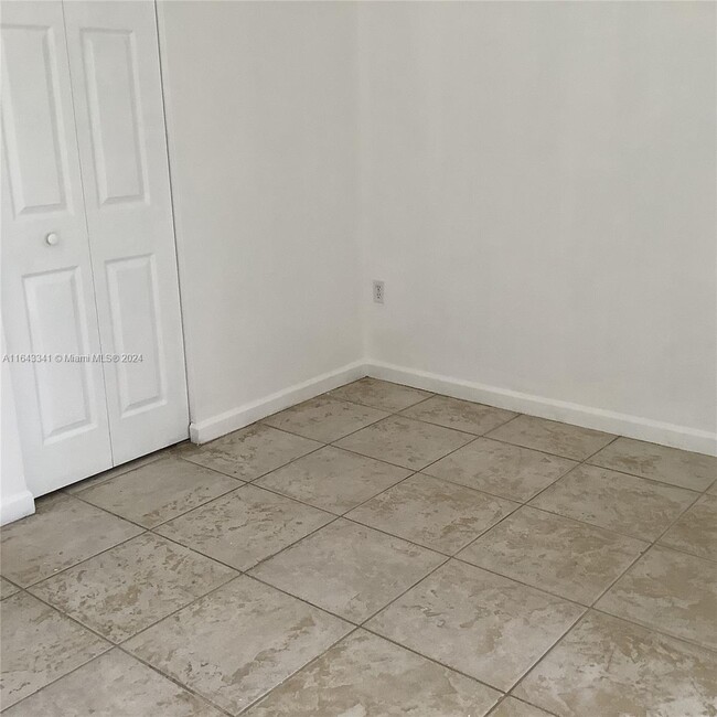 Building Photo - 800 SW 129th Pl