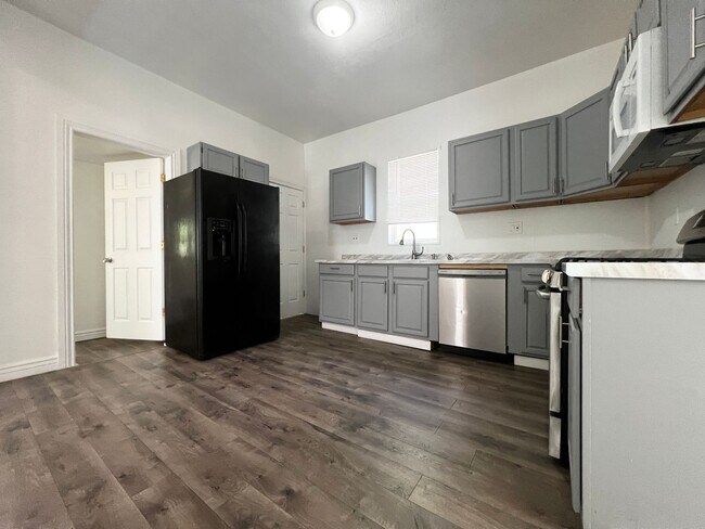 Building Photo - 174 E 7th St