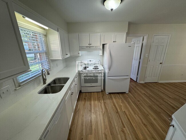 Foto del edificio - One Level End Unit Townhome in Hamilton Vi...
