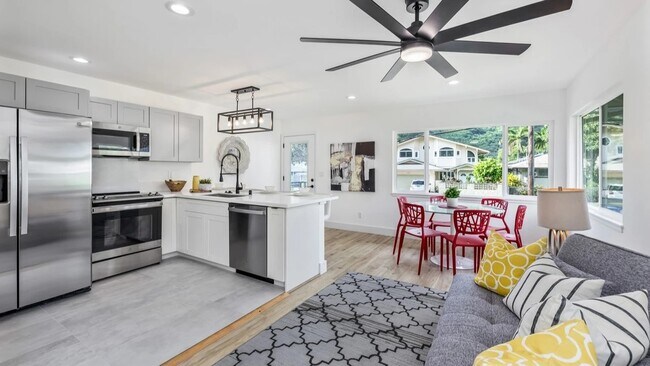 Building Photo - 3033 E Manoa Rd