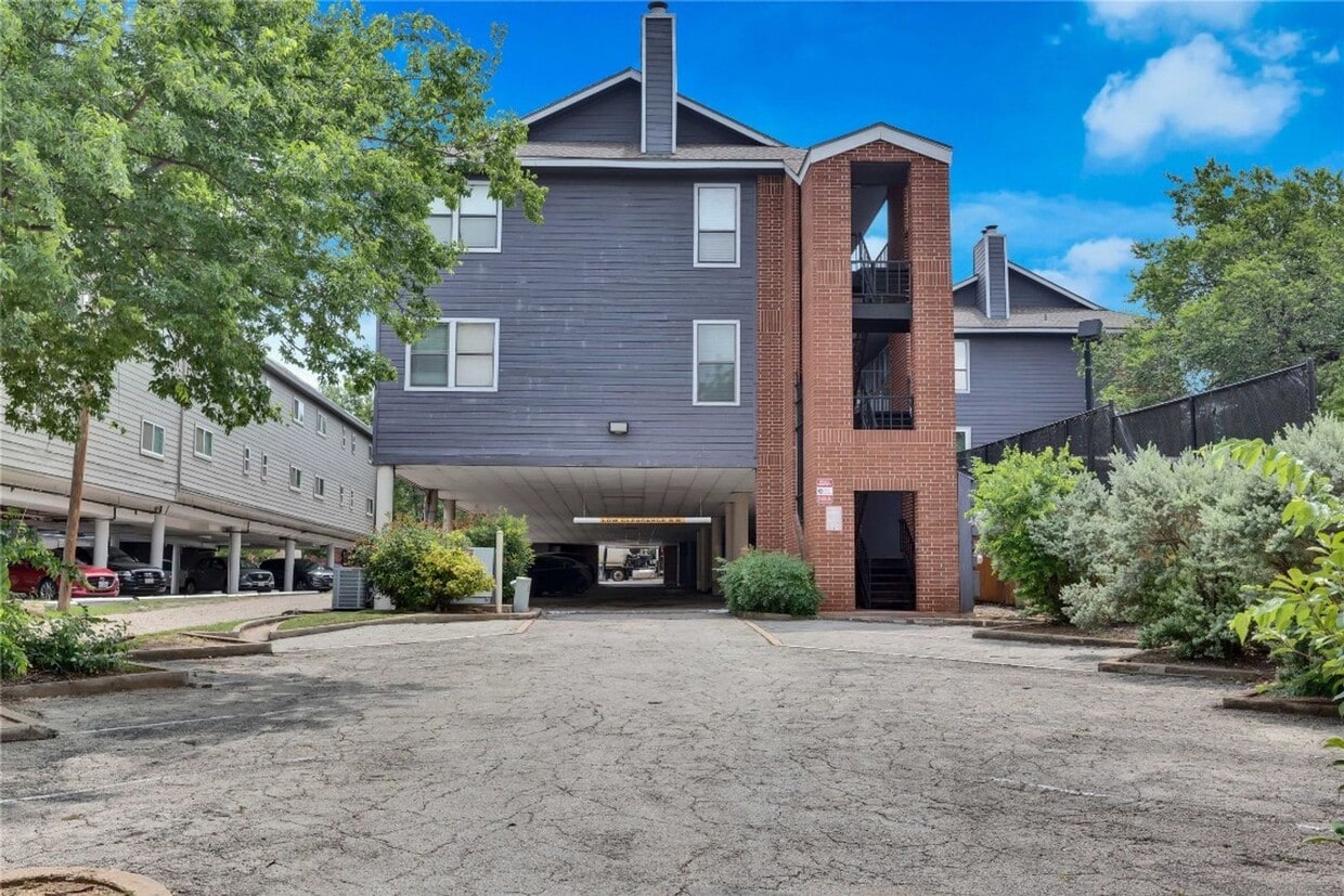 Building Photo - Studio Condo in the Heart of West Campus!
