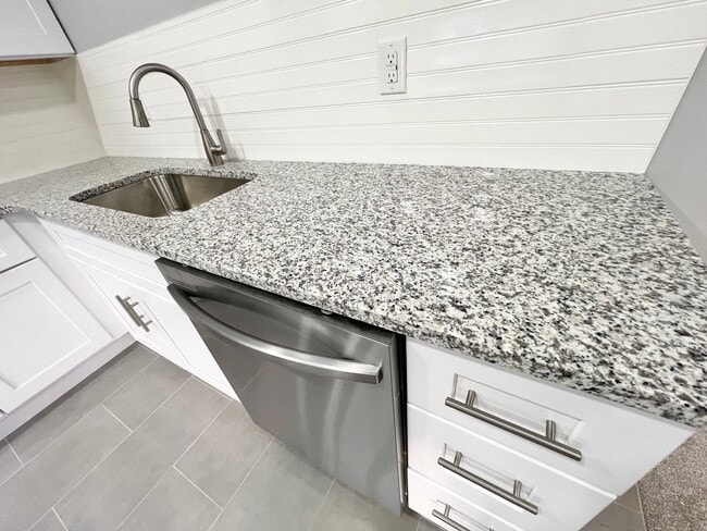Building Photo - Meridian Apartments Your Gateway to Everything in Hampton Roads