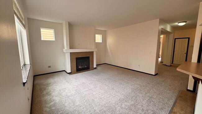 Foto del edificio - FOUR BEDROOM HOME LOCATED IN THE ARBORS AT...