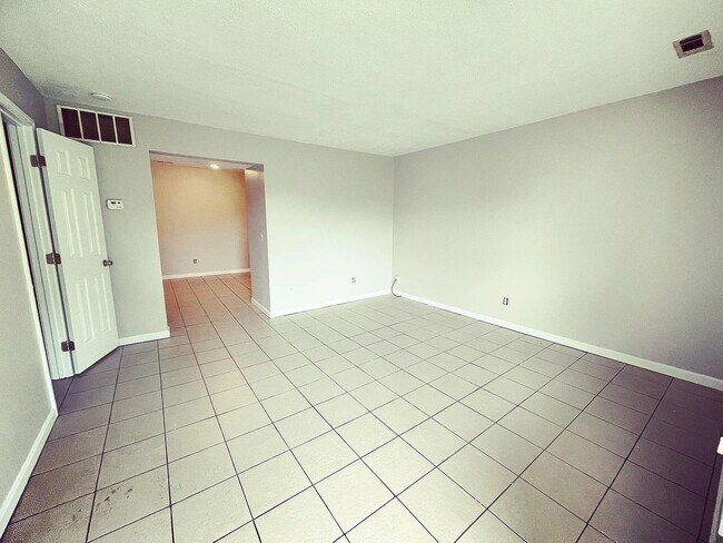 Foto del edificio - 615 E 5th St