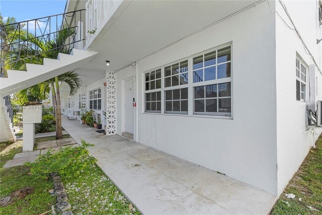 Building Photo - 1450 NE 171 St
