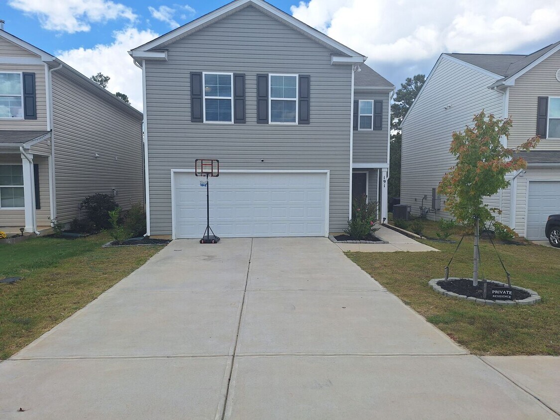 Foto principal - Delightful Four Bedroom Home Approximately...