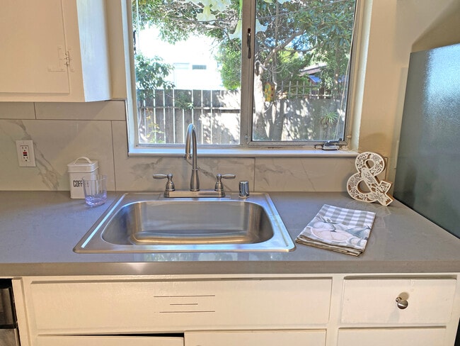 Kitchen view of garden - 1114 Stannage Ave