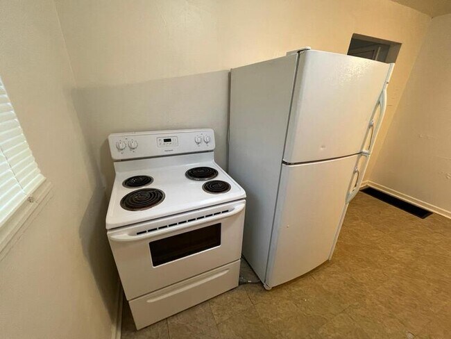 Foto del edificio - 246 Basswood Ave