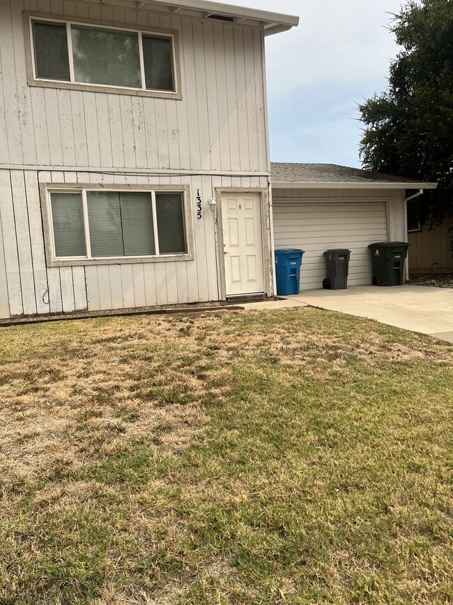 Building Photo - 1335 Hobart Dr
