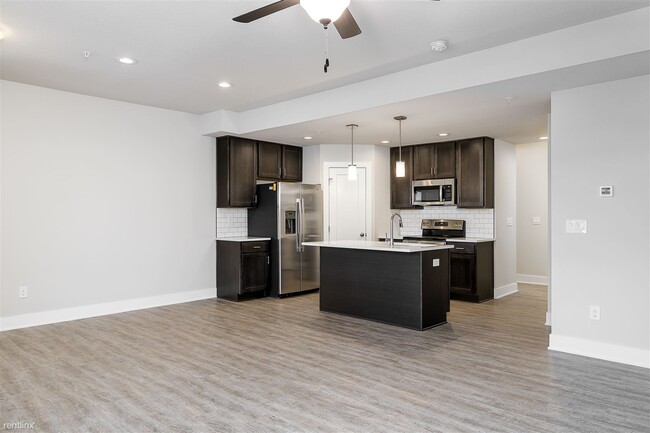 Building Photo - 3 br, 2.5 bath Townhome - Hughes Century C...