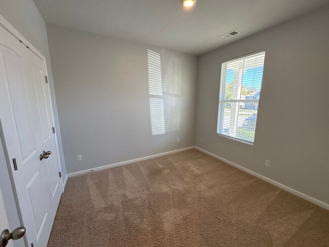 Building Photo - Enjoy Modern Living in This Stylish Woodbridge Glen Townhome!