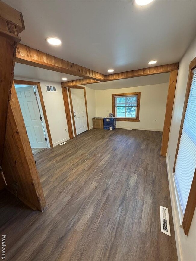 Building Photo - 31 Heights Rd