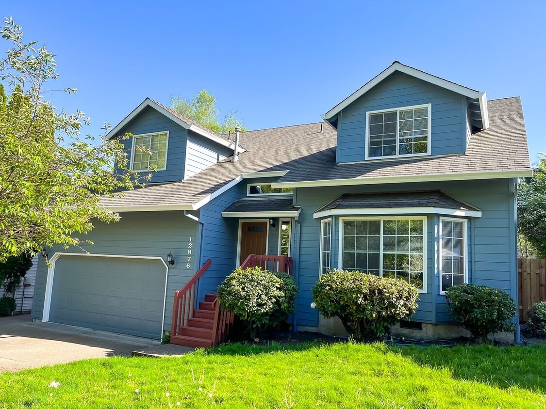 Foto principal - Spacious 2467 sq ft 4 Bedroom 2.5 Bath hom...