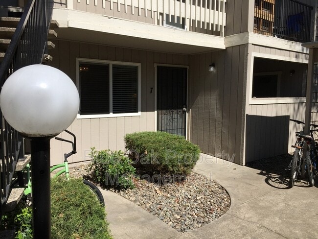 Building Photo - 1412 N Cherry St