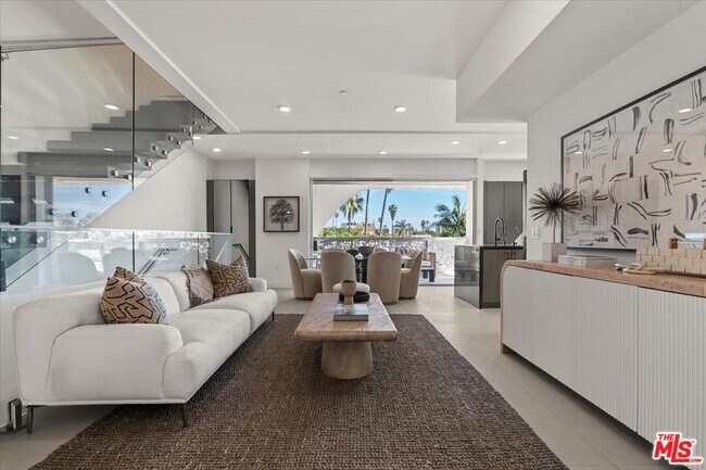 Foto del edificio - 1257 N Sweetzer Ave