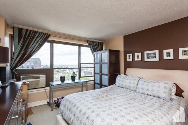 Building Photo - Incredible 1 Bed Plus Den/1 Bath apartment...
