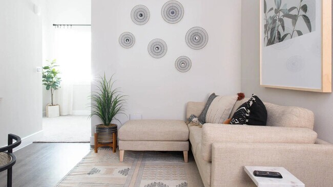 Building Photo - Modern Living: Chic 1 Bedroom Apartments f...