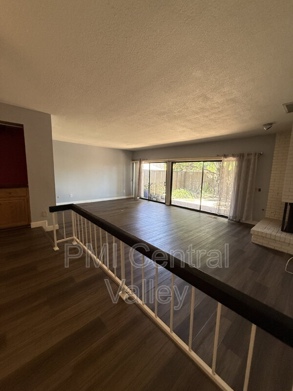 Foto del edificio - 1725 Edgebrook Dr