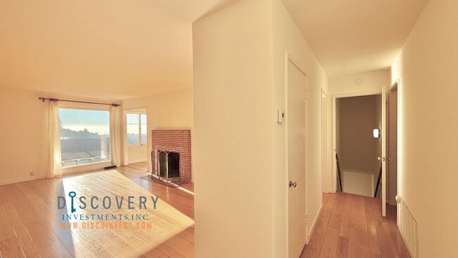 Foto del edificio - Mid-Century Montclair 3+ Bedroom with Filtered San Francisco Bay Views!