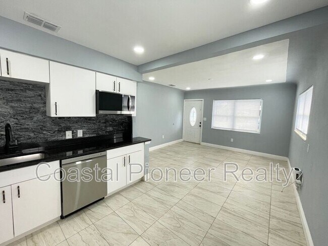 Building Photo - 3428 Ithaca St N