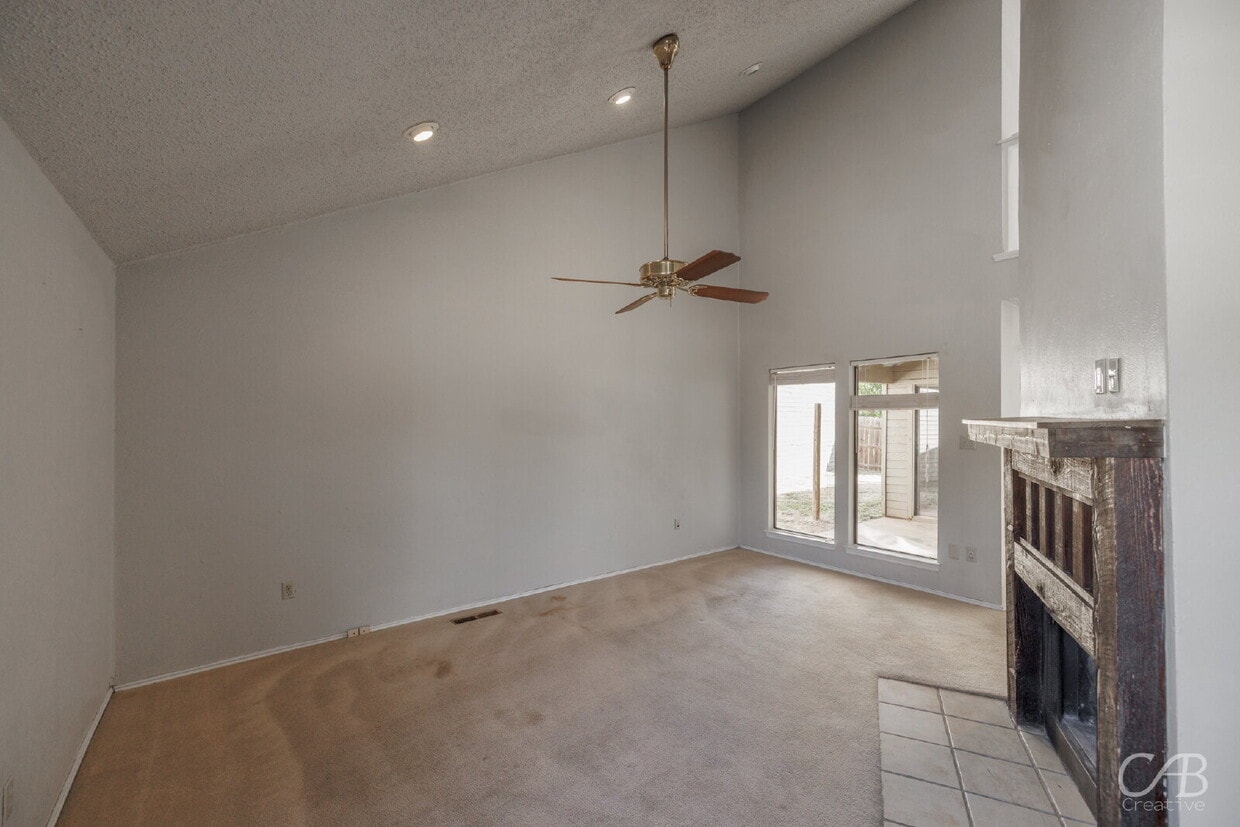 Foto principal - For Lease